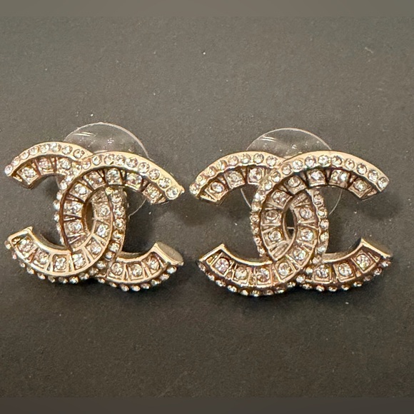CHANEL STUD EARRINGS - Picture 4 of 6